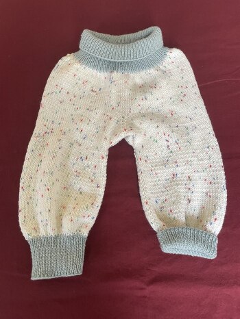 Die Hose ist toll geworden. Das lag aber nicht an der Anleitung, echt. Ich habe selten eine so schlechte gehabt.
Man muss schon okay stricken können, um zu verstehen, was die Autorin sagen wollte. Wichtige Angaben fehlen, wichtige Schritte sind einfach ausgelassen. Insgesamt auch schlampig gemacht, es fehlen Wörter, es gibt Rechtschreibfehler, die Fotos sind weder einem Schritt zugeordnet, noch sinnvoll aufgenommen.
Es gibt zwei Punkte für die süße Idee, den Rest kann man vergessen.