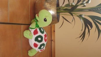 Super Anleitung. Ich arbeite mit Himalaya Dolfin Baby Wolle. Super weich. Dadurch hat sie eine Grösse von ca. 42 cm von Kopf bis Schwanz.