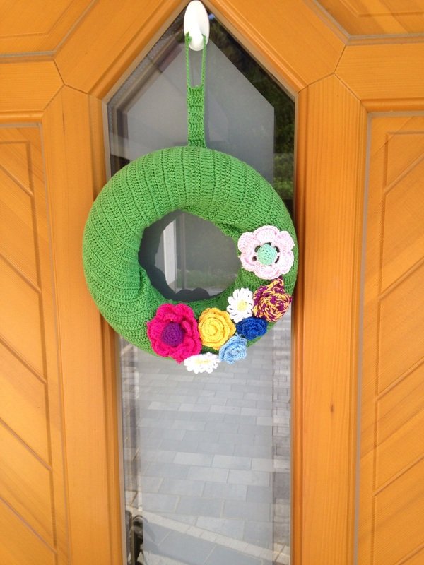 fröhlich bunter Türkranz Ostern Frühling Häkelblüten