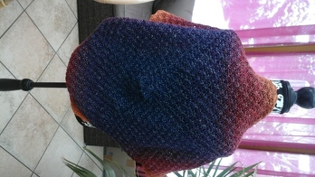 Einen wunderschönen seelenwaermer.  Hab fast 1500ll 3 Fäden verbraucht er hat perlen und glitzer. Einfach nach zu häkeln