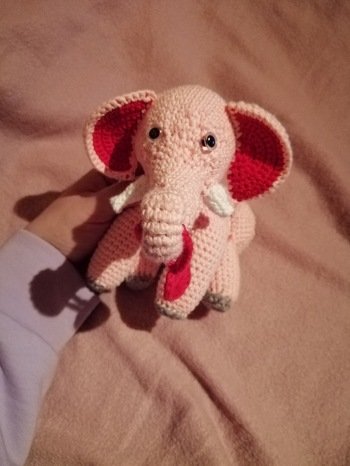 Mein erster Elefant und mein erstes Häkel Stück dieser Art und allgemein hab ich wenig Erfahrung im häkeln. Und es super geklapp, ich hatte viel Spaß dabei und hab mich schon total verliebt in den Elefanten ????