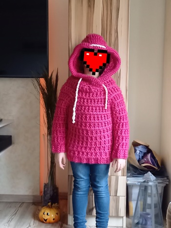 Pullover für Tochter.
Verwendete Wolle: Alison&Mae specials Acryl XL metallic (425g ca. 212,5 mLL)