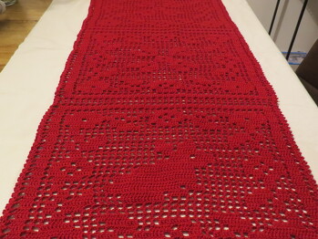 Habe den Läufer etwas verändert, indem ich 2x das Blumenmuster gehäkelt habe, es wurde auc mit Cotton Kings CONE 500 8/4 gemacht