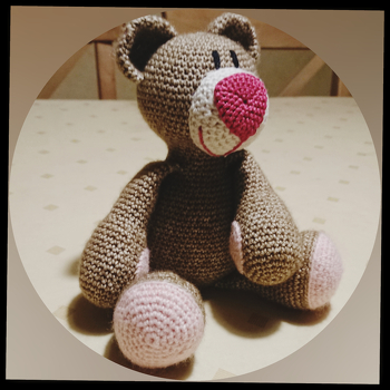 Björn ist so zuckersüß und knuddelig geworden, dass ich direkt einen zweiten häkeln musste. Dank der super Anleitung hat das einfach nur  Spaß gemacht und nachdem beide ein liebevolles Zuhause gefunden haben, denke ich gerade über Nummer 3 nach.