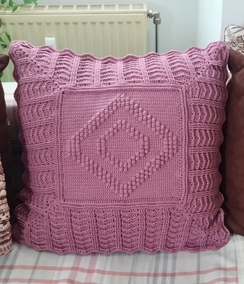 Habe das innere des Kissens mit der Anleitung Knuffige Kissen Vol.1 gearbeitet, aber mit Nadelstärke 3,5 und einem Baumwollgarn und dann den äußeren Teil mit einer anderen Anleitung kombiniert. 😄