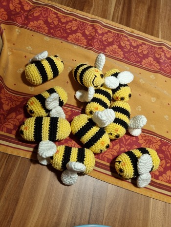 Man kann nicht aufhören diese süßen kleinen Bienchen zu häkeln. Absolut Anfängertaugliche Anleitung. Macht riesig Spaß 😊