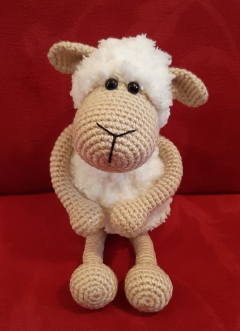 Ich habe das Schäfchen mit Fransenwolle gearbeitet. Schöne Anleitung.