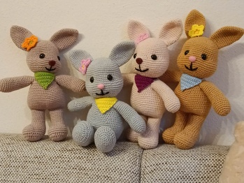 Diese Anleitung hat mich so begeistert, dass ich um die Osterzeit sage und schreibe acht Häschen gehäkelt habe.