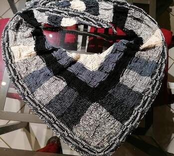 Und hier hab ich mir ein wenig schwer gemacht. Auch wieder für ein Mann gehäkelt. Muster unverändert nur farbfolge abgeändert.... Ich liebe das Tuch 😍