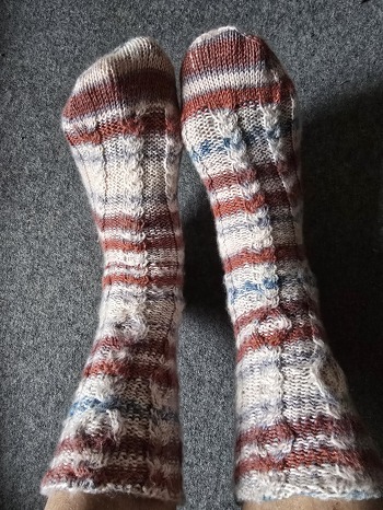 Gestrickt aus Ferner Sockenwolle mit Seide, hat alles gut geklappt.
Ein zweites Paar fang ich heute an