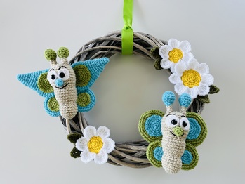 Hab einen Türkranz mit den süßen Schmetterlingen dekoriert.