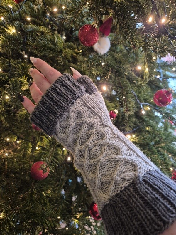 Knitting pattern: Fingerless mitts with Celtic Cables, 3 sizes