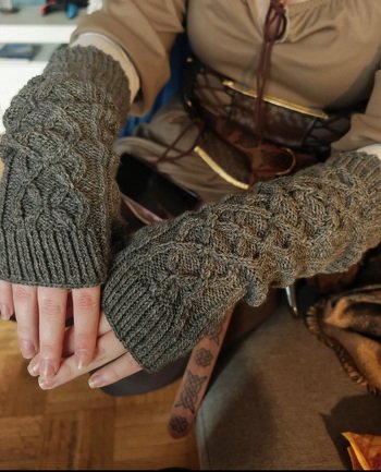 Eine tolle Anleitung. Die Armstulpen wurden zu Weihnachten verschenkt. Jetzt fehlt nur noch ein scawl oder dreieckstuch dazu. Fertig ist das Highlander Outfit