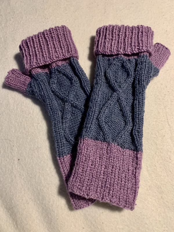 Knitting pattern: Fingerless mitts with Celtic Cables, 3 sizes