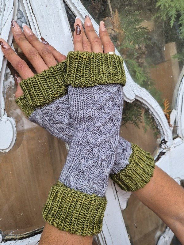 Knitting pattern: Fingerless mitts with Celtic Cables, 3 sizes