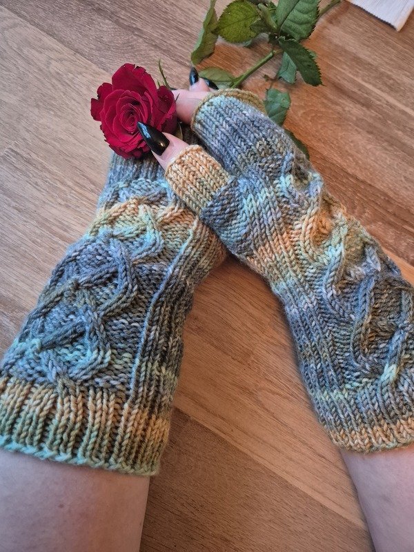 Knitting pattern: Fingerless mitts with Celtic Cables, 3 sizes