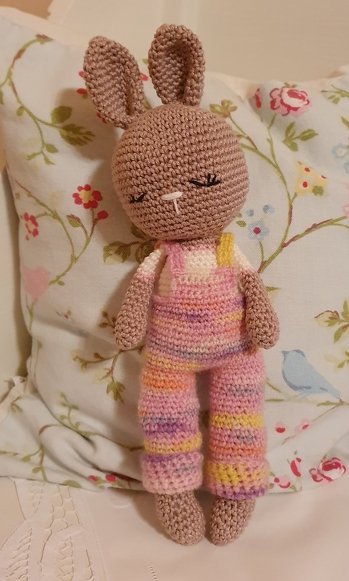 Hier kommt die süße Hazel. Leider liegt mir das Zusammennähen und Ausarbeiten nicht so sehr. Niedlich ist sie aber trotzdem. Das eigentliche Häkeln klappt sehr gut dank der wundervollen Anleitung.