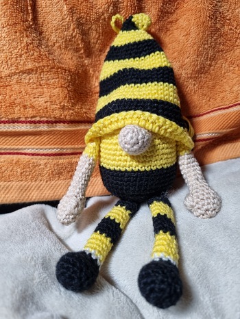 Die Wichtel sind super einfach und recht schnell nachzuarbeiten. Habe die Farben in schwarz/gelb gewählt und so einen BVB Wichtel gehäkelt