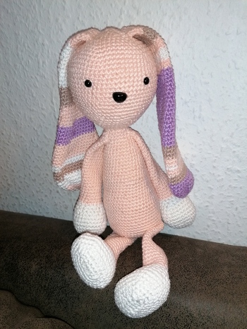 Hier ist mein Hasi. Ich habe die Ohren unterschiedlich gemacht. :)