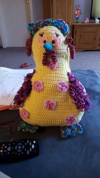 Lief perfekt und meine Enkeltochter trägt das Huhn hin und her und dekoriert bei mir um... Es war wieder sehr schön und leicht zu verstehen beschrieben...