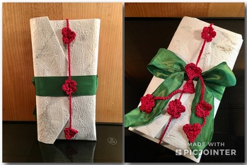 Ich bin ganz begeistert von dieser individuellen Häkelkette. Hier nur Herzle und Blumen im Wechsel, als Geschenkband