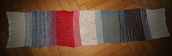Habe nicht ein Tuch sondern einen Schal gestrickt - und nur mit dem Pfeilspitzenmuster. Sehr einfach zu stricken - auch die beiden anderen Muster, die ich probegestrickt habe.