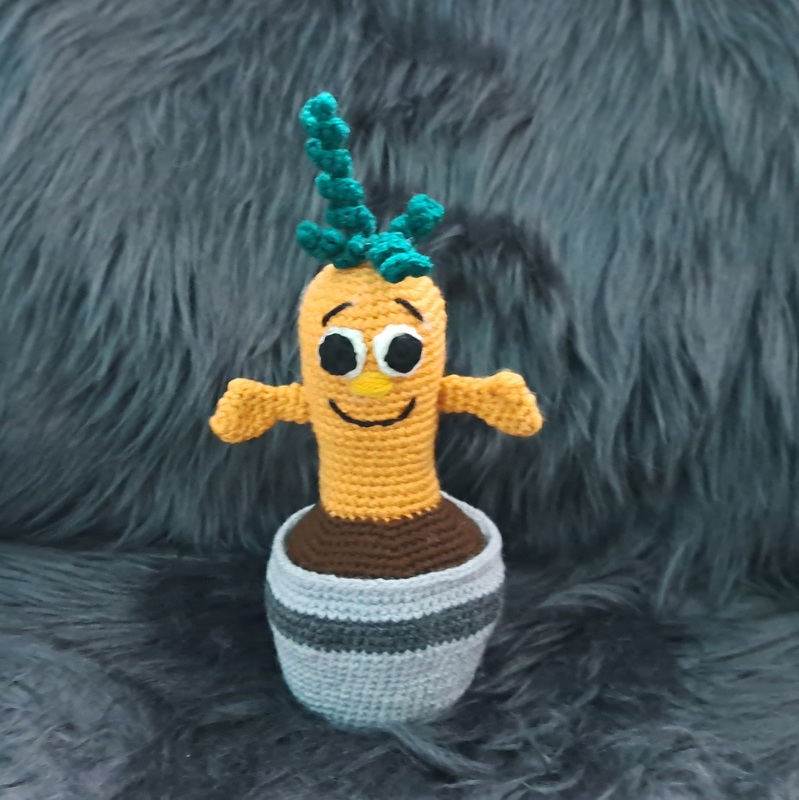 Topf-Karotte Monti, Deko-Amigurumi, Häkelanleitung