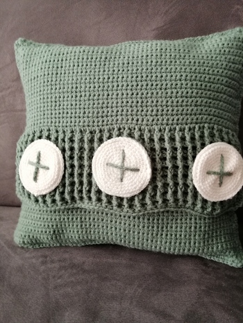 Habe das Kissen auf 40x40 verkleinert und Wollreste verwendet. Gut verständliche Anleitung. Einmal die Rückseite