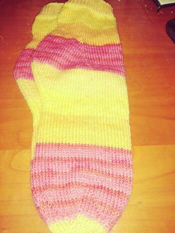 super ferse jedoch habe ich die zunahmen aus einer masche gestrickt da ich mit der version in der anleitung nich klar gekommen bin sonst ist alles geich geblieben ich habe statt einer bandspitze eine sternspitze gestrickt super einach da alles in runden gestrickt wird vielen dank für die FIXE FERSE einfach nur spitze