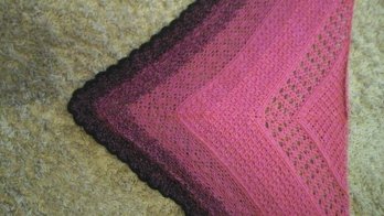 Waren nicht ganz 1000ll 3 Fäden verbraucht und ich häkle fest . Viel Spaß beim nacharbeiten