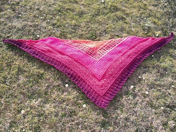 Ein wunderschönes Tuch, verständlich geschriebene Anleitung mit Bildern. Einfach großartig erklärt! Hat viel Spaß gemacht!