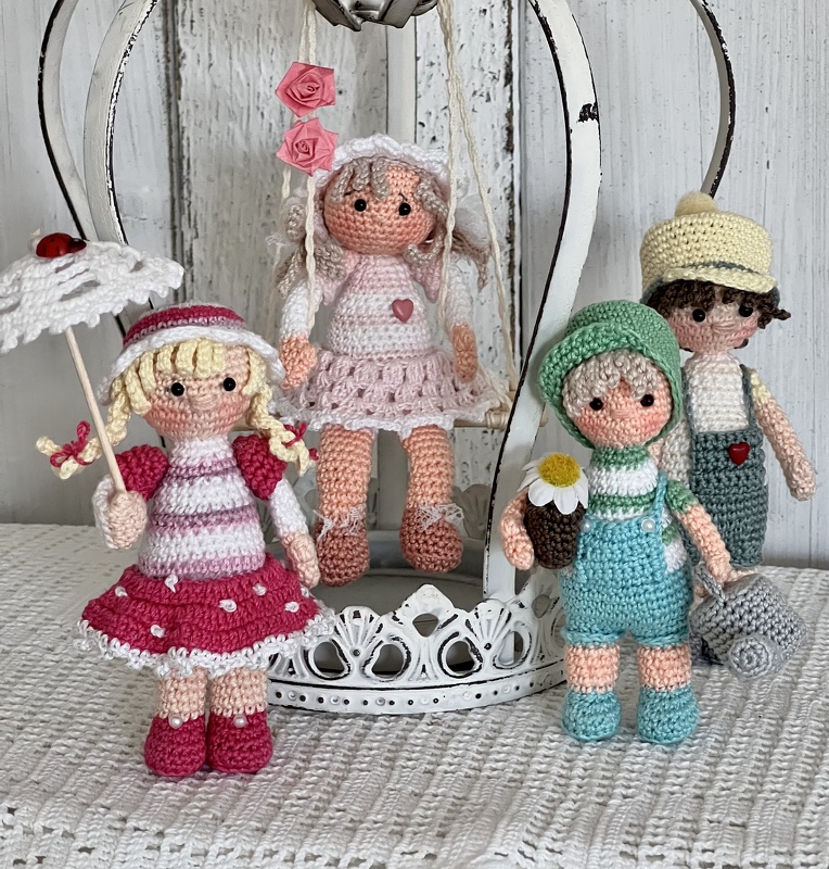 Rasselbande Kinder im Frühling mit DIY-Schaukel, Sonnenschirm,Gießkanne und Blumentopf