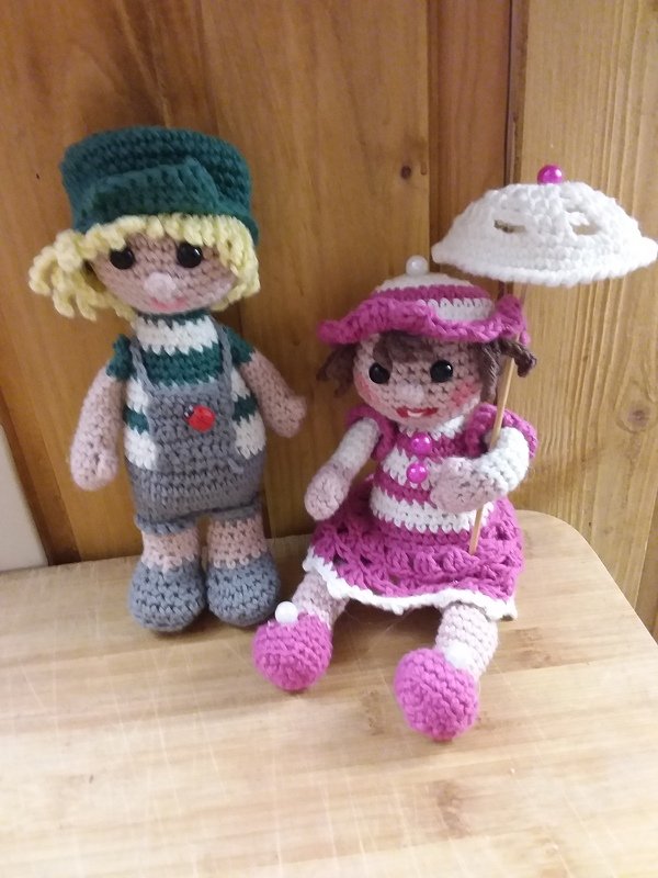 Rasselbande Kinder im Frühling mit DIY-Schaukel, Sonnenschirm,Gießkanne und Blumentopf