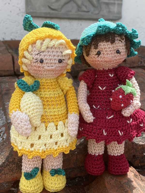 Rasselbande Kinder im Frühling mit DIY-Schaukel, Sonnenschirm,Gießkanne und Blumentopf