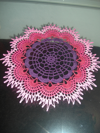 Als große Fensterbild gearbeitet.
Durchmesser mit 2,5er Nadel und Schachenmayr Catania = ca. 45cm