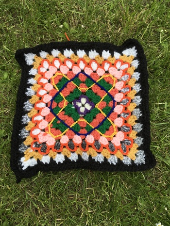 Das erst von 12 Grannys ist fertig. Die Anleitung von „Tagesdecke Kapata“ ist toll.