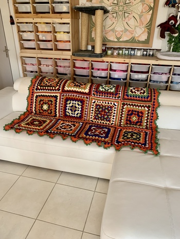 Noch eine aus Merino 90lm/50gr doppelt verhäkelt.
danke petra perle 😘