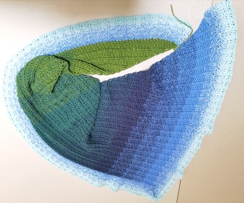 Tolles Tuch. Mit Nadel 3,5 gearbeitet habe ich nicht die gesamten 1300m des Bobbel verwendet. Nach dem Waschen und Spannen hatte es eine Länge von ca 170cm und 58cm in der Tiefe.