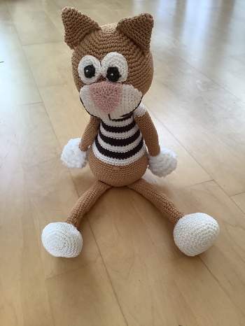 Ich bin mit der Anleitung gut klargekommen. Ich habe noch zusätzlich etwas Kunststoffgranulat in die Pfoten und unten in den Körper gefüllt. Damit kann der Kater auch alleine sitzen.