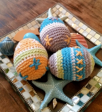 Es hat Spaß gemacht, die Ostereier nach der guten Anleitung zu häkeln. Man braucht nur geringe Vorkenntnisse, um sie fertigzustellen. Ich hatte noch Restwolle, die gut zusammenpasste und für eine maritime Osterstimmung sorgt.