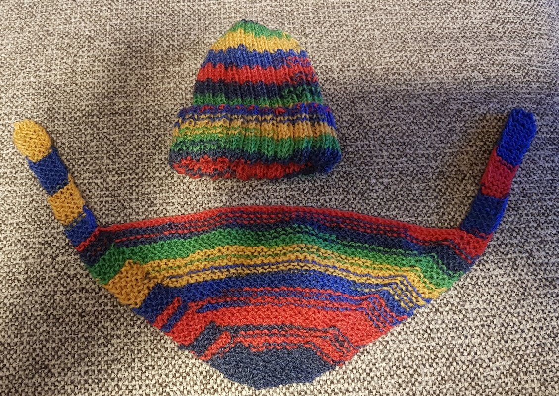 Babyhalstuch und Söckchen - Strickanleitung