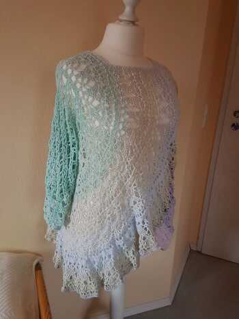 Das ist mein Mermaid Shirt. Hatte etwas Schwierigkeiten beim Verständnis der Anleitung, aber dank der Hilfe vom Designer und es dann Klick gemacht hatte war es total einfach. Ich liebe dieses Shirt und freue mich jetzt auf den Frühling.