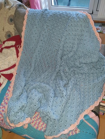 Ich liebe sie *.* war super easy zum nach häkeln. Danke, sie wird wundervoll auf meiner neuen Couch aussehen