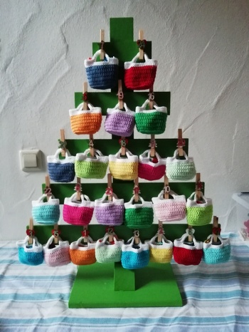 Ich habe die Taschen von letztes Jahr benutzt. Die Söckchen waren zu groß, ich habe sie gestrickt, nicht gehäkelt.