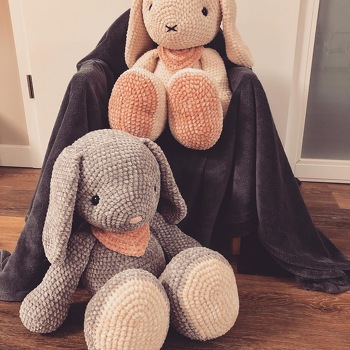 Sehr gut erklärte Anleitung mit tollem Ergebnis. Ich habe das Häschen jetzt 3 mal gehäkelt und es macht immernoch Spaß. Vorallem weil man Arme und Beine nicht extra annähen muss. Liebe Grüße