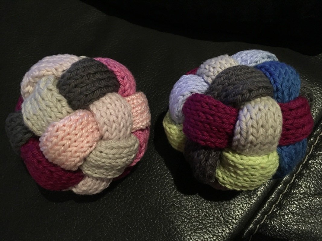 Strickanleitung geflochtener Babyball