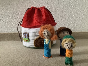 Ich habe den Beutel etwas vergrößert und das Paar durch ein Kind ergänzt.