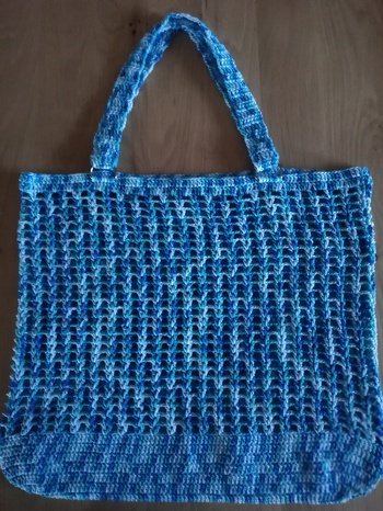 Anleitung leicht. Hab nur die Griffe etwas abgewandelt. Durch die eingehäkelten Ringe erhält die Tasche mehr Stabilität.