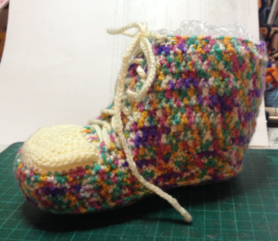 Box "Turnschuhe" - Stiftehalter, Nadelkissen oder Vase