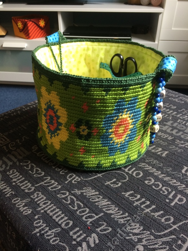 2 Tapestry Frühlingskörbe mit Blumen gehäkelt